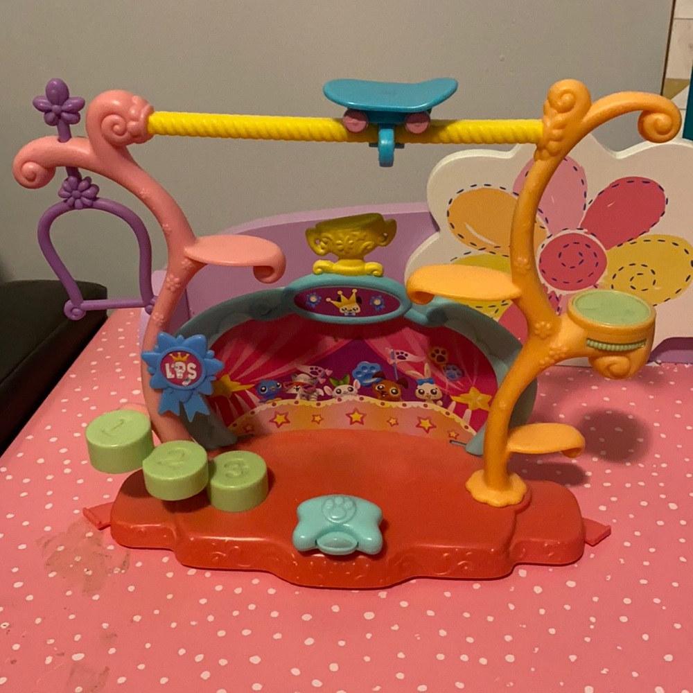 Littlest pet shop set